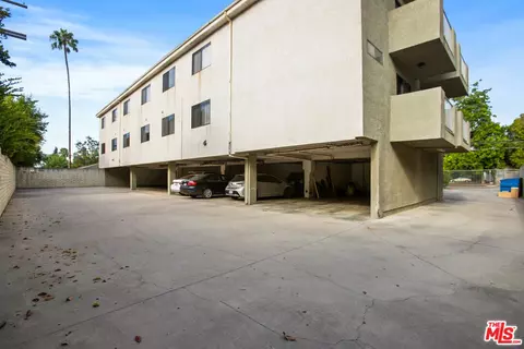 Exterior - 6590 Hazeltine Ave, Los Angeles, CA 91401 photo 9 of 12