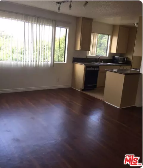 Living - 6590 Hazeltine Ave, Los Angeles, CA 91401 photo 4 of 4