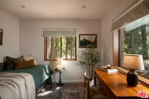 Bedroom - 413 Cimarron Ln, Lake Arrowhead, CA 92352 photo 4 of 8