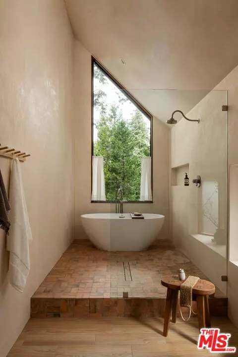 Bath - 413 Cimarron Ln, Lake Arrowhead, CA 92352 photo 4 of 5
