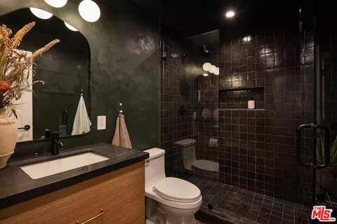 Bath - 413 Cimarron Ln, Lake Arrowhead, CA 92352 photo 3 of 5