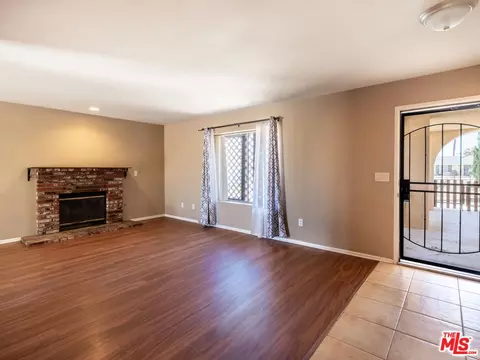 Living - 7204 Emerson Ave, Yucca Valley, CA 92284 photo 6 of 7