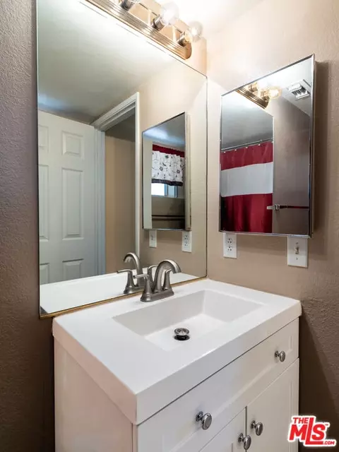Bath - 7204 Emerson Ave, Yucca Valley, CA 92284 photo 2 of 4