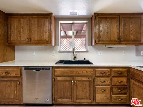 Kitchen - 7204 Emerson Ave, Yucca Valley, CA 92284 photo 3 of 5