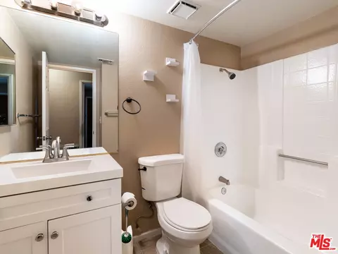 Bath - 7204 Emerson Ave, Yucca Valley, CA 92284 photo 3 of 4