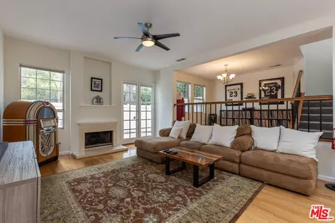 20950 Oxnard St #10, Woodland Hills, CA 91367