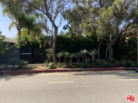 Exterior - 320 Grand Blvd, Venice, CA 90291 photo 14 of 19