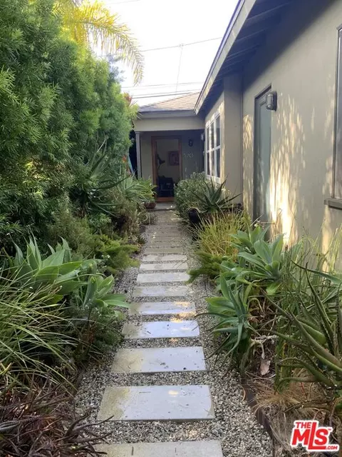 Exterior - 320 Grand Blvd, Venice, CA 90291 photo 3 of 19