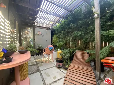 Exterior - 320 Grand Blvd, Venice, CA 90291 photo 18 of 19