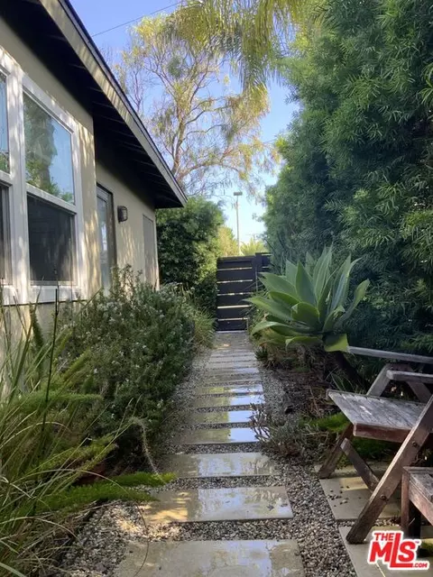 Exterior - 320 Grand Blvd, Venice, CA 90291 photo 2 of 19