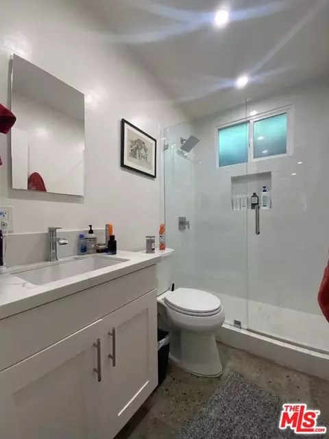 Bath - 320 Grand Blvd, Venice, CA 90291 photo 6 of 6