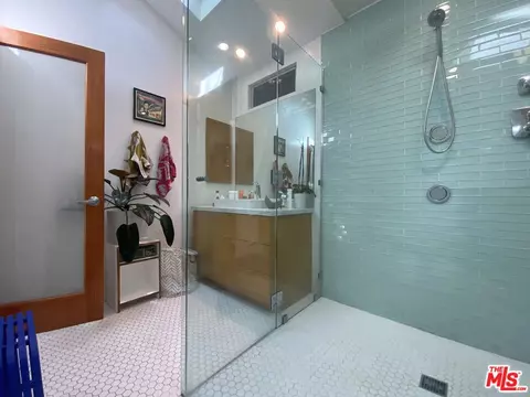 Bath - 320 Grand Blvd, Venice, CA 90291 photo 2 of 6