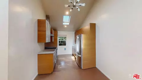 Entry Way - 320 Grand Blvd, Venice, CA 90291 photo 1 of 1
