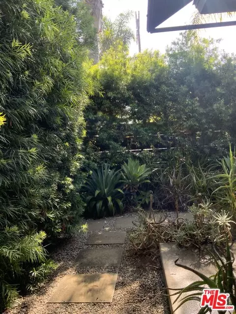 Exterior - 320 Grand Blvd, Venice, CA 90291 photo 9 of 19