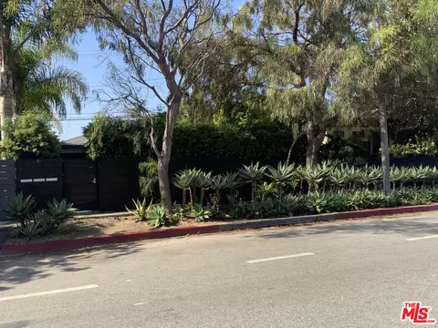 Exterior - 320 Grand Blvd, Venice, CA 90291 photo 13 of 19