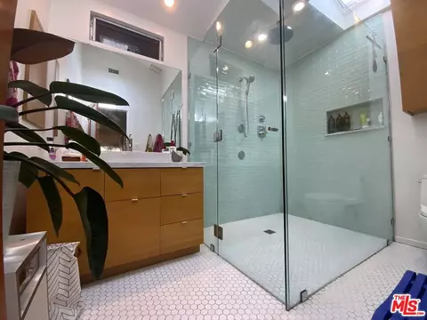 Bath - 320 Grand Blvd, Venice, CA 90291 photo 1 of 6