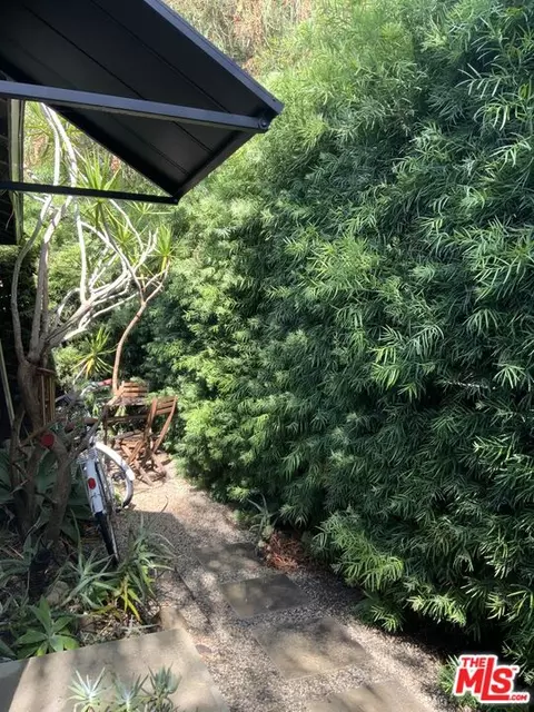 Exterior - 320 Grand Blvd, Venice, CA 90291 photo 7 of 19
