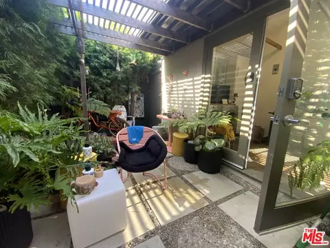 Exterior - 320 Grand Blvd, Venice, CA 90291 photo 17 of 19