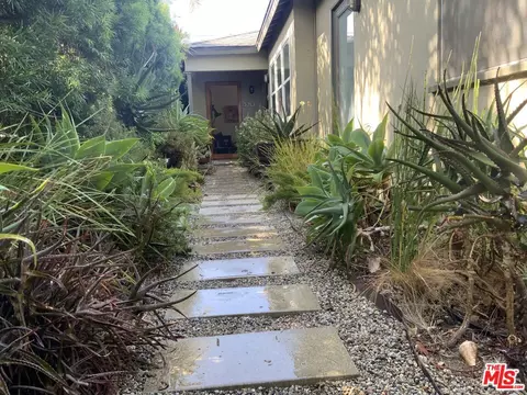 Exterior - 320 Grand Blvd, Venice, CA 90291 photo 5 of 19