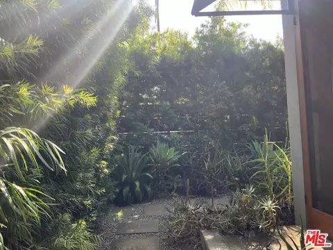 Exterior - 320 Grand Blvd, Venice, CA 90291 photo 8 of 19