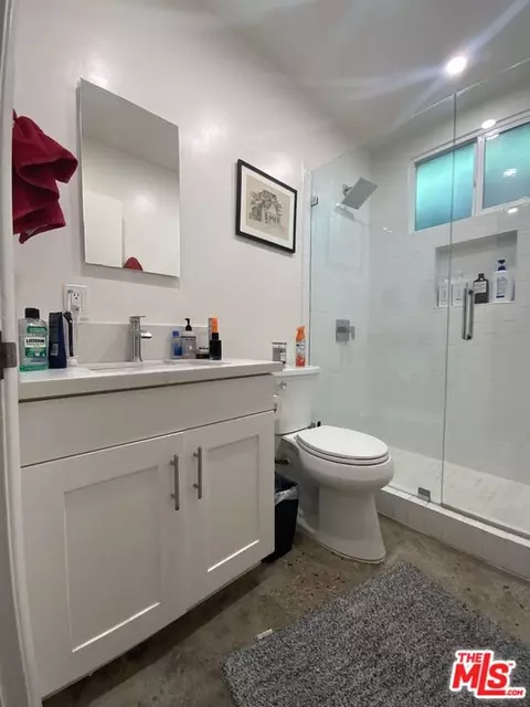 Bath - 320 Grand Blvd, Venice, CA 90291 photo 4 of 6