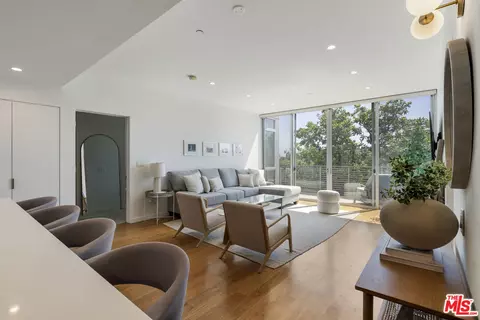 12504 Woodbridge St #402, Studio City, CA 91604
