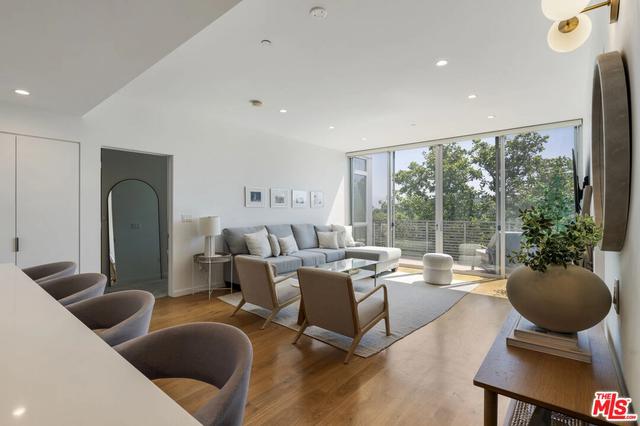12504 Woodbridge St #402, Studio City, CA 91604