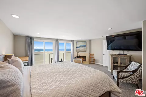 Bedroom - 305 Ocean Dr, Oxnard, CA 93035 photo 2 of 4