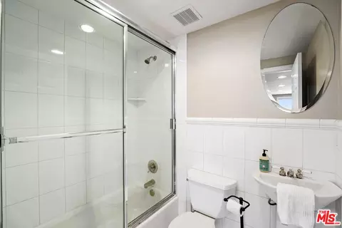 Bath - 305 Ocean Dr, Oxnard, CA 93035 photo 1 of 1