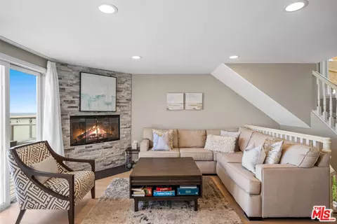 Living - 305 Ocean Dr, Oxnard, CA 93035 photo 1 of 1