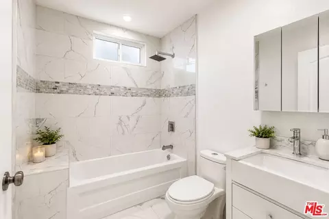 Bath - 9935 Zitto Ln, Tujunga, CA 91042 photo 4 of 4