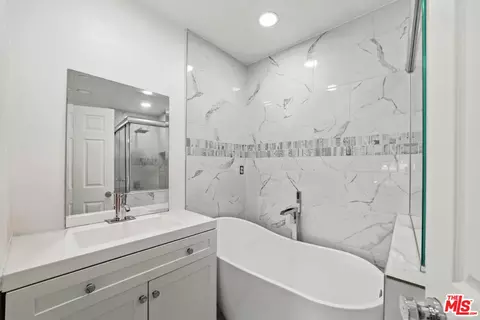 Bath - 9935 Zitto Ln, Tujunga, CA 91042 photo 1 of 4