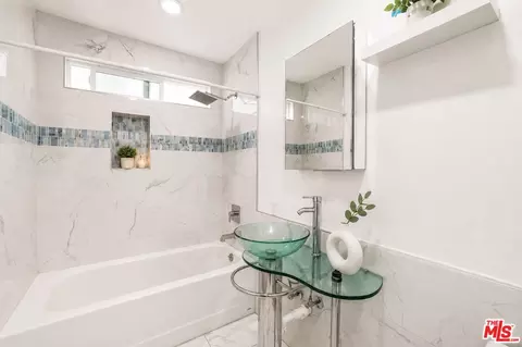Bath - 9935 Zitto Ln, Tujunga, CA 91042 photo 3 of 4