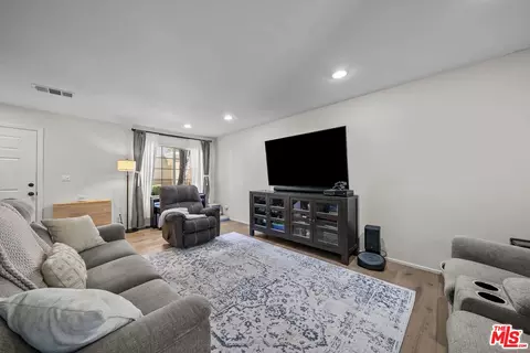 19124 Hamlin St #4, Reseda, CA 91335 photo 4