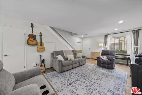 19124 Hamlin St #4, Reseda, CA 91335 photo 5