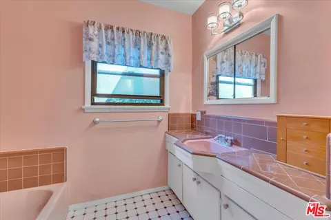 Bath - 5320 Wortser Ave, Sherman Oaks, CA 91401 photo 2 of 5