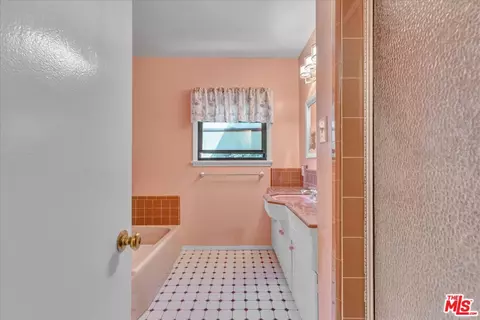 Bath - 5320 Wortser Ave, Sherman Oaks, CA 91401 photo 1 of 5