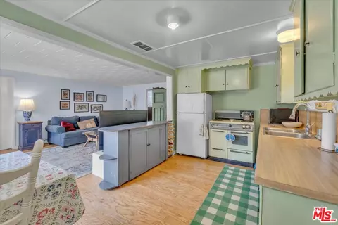 Kitchen - 5320 Wortser Ave, Sherman Oaks, CA 91401 photo 5 of 5