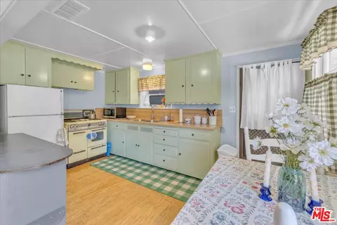 Kitchen - 5320 Wortser Ave, Sherman Oaks, CA 91401 photo 4 of 5