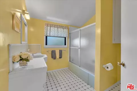 Bath - 5320 Wortser Ave, Sherman Oaks, CA 91401 photo 4 of 5