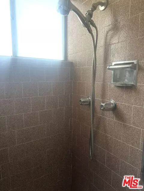 Bath - 111 W 23 Rd St, Tracy, CA 95376 photo 1 of 2