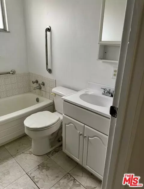 Bath - 111 W 23 Rd St, Tracy, CA 95376 photo 2 of 2