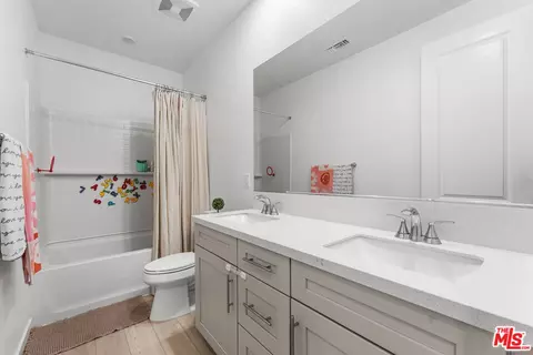 Entry Way - 42831 Coronet Dr, Lancaster, CA 93536 photo 4 of 5