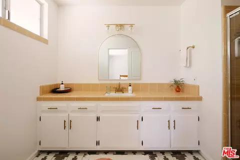 Bath - 56435 Carlyle Dr, Yucca Valley, CA 92284 photo 2 of 4