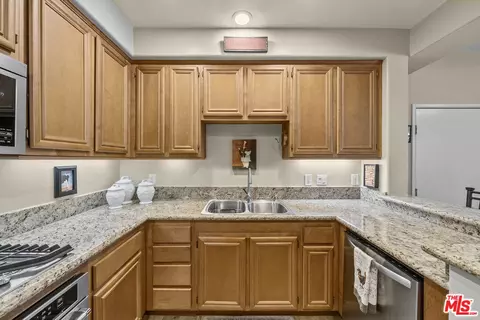 Kitchen - 1546 Windshore Way, Oxnard, CA 93035 photo 5 of 6