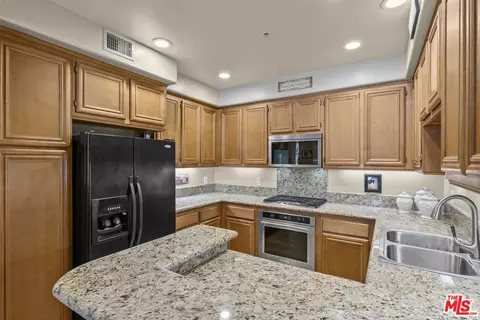 Kitchen - 1546 Windshore Way, Oxnard, CA 93035 photo 3 of 6