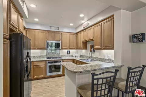 Kitchen - 1546 Windshore Way, Oxnard, CA 93035 photo 2 of 6