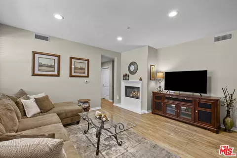 Living - 1546 Windshore Way, Oxnard, CA 93035 photo 1 of 2