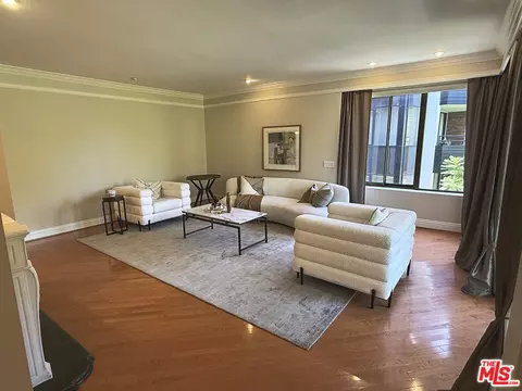 4752 Park Encino Ln #212, Encino, CA 91436