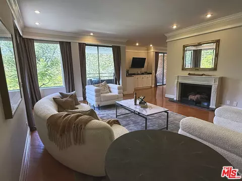 4752 Park Encino Ln #212, Encino, CA 91436
